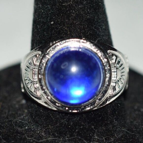NWOT Alluring Deep Blue Stone Etched Silver Tone Metal Alloy Sizes 8 & 9 Rings - Picture 1 of 4